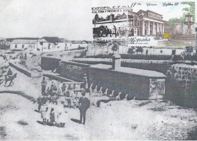Segunda postal de las tres inditas con la que cont la Exposicin Filatlica y Numismtica de la Real feria de Linares en el ao 2000. En la tarjeta postal, obliteradas con el matasellos de la fuente del Pisar vemos la imagen de la fuente en el ao 1912. En ella se distingue un grupo de nios posando frente a la fuente en la que podemos contar sus caractersticos ocho caos. En esta imagen tambin aparece el matasellos diseado por el artista linarense Antonio Andrs Cuevas.