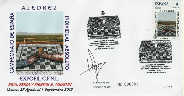 Sobre en honor al Campeonato de Espaa Individual Absoluto de Ajedrez 2013. En dicho torneo se dieron cita los primeros maestros y figuras del ajedrez nacional. El campen fue Ivn Salgado, cuya firma vemos en la tarjeta postal y sobre expuestos. Linares, famosa por sus torneos internacionales de ajedrez, tras dos aos sin ajedrez en la lite, de nuevo, en la primera lnea de este bello deporte.
